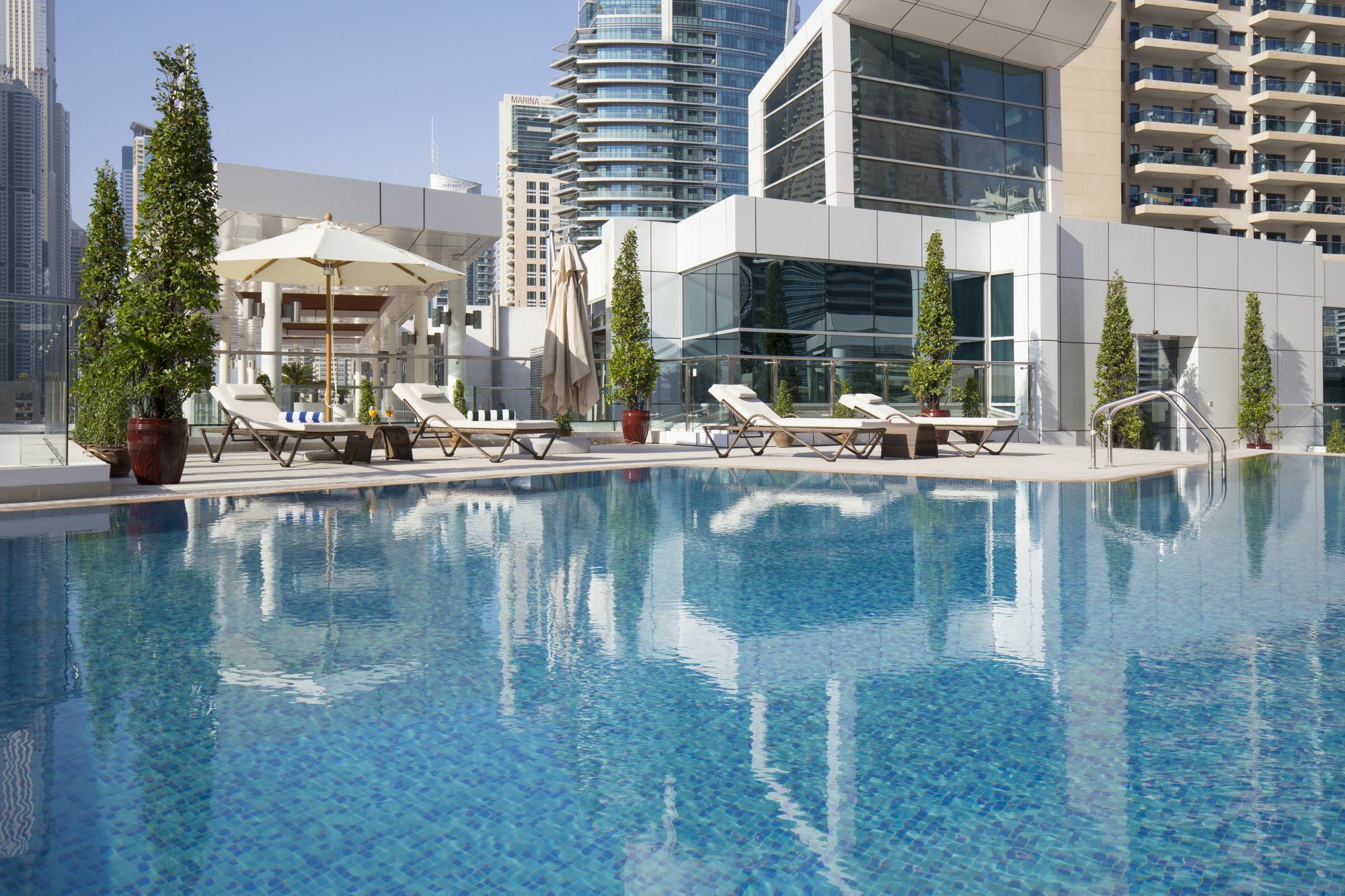 La Verda Suites And Villas Dubai Marina Εξωτερικό φωτογραφία The swimming pool at the hotel