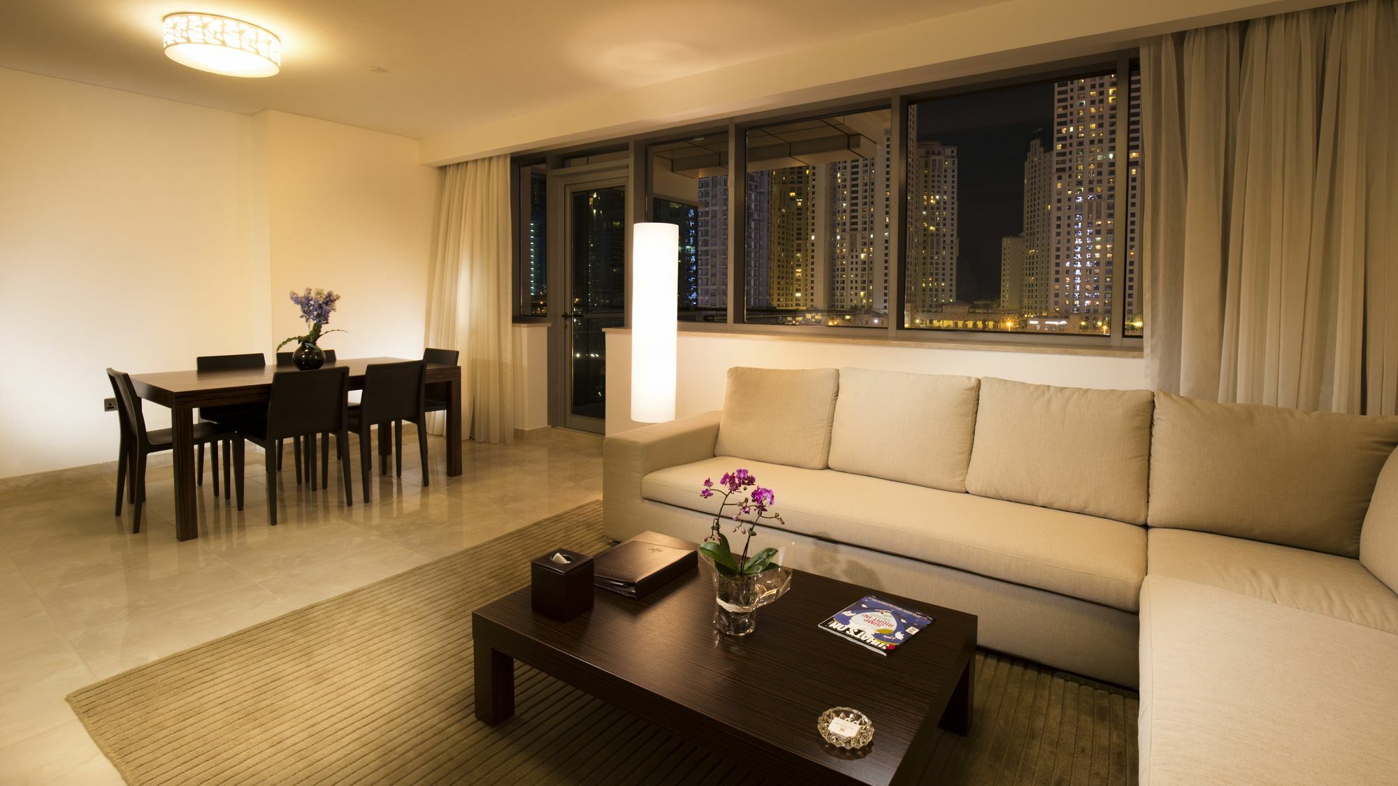 La Verda Suites And Villas Dubai Marina Εξωτερικό φωτογραφία A living room in a serviced apartment in Hong Kong