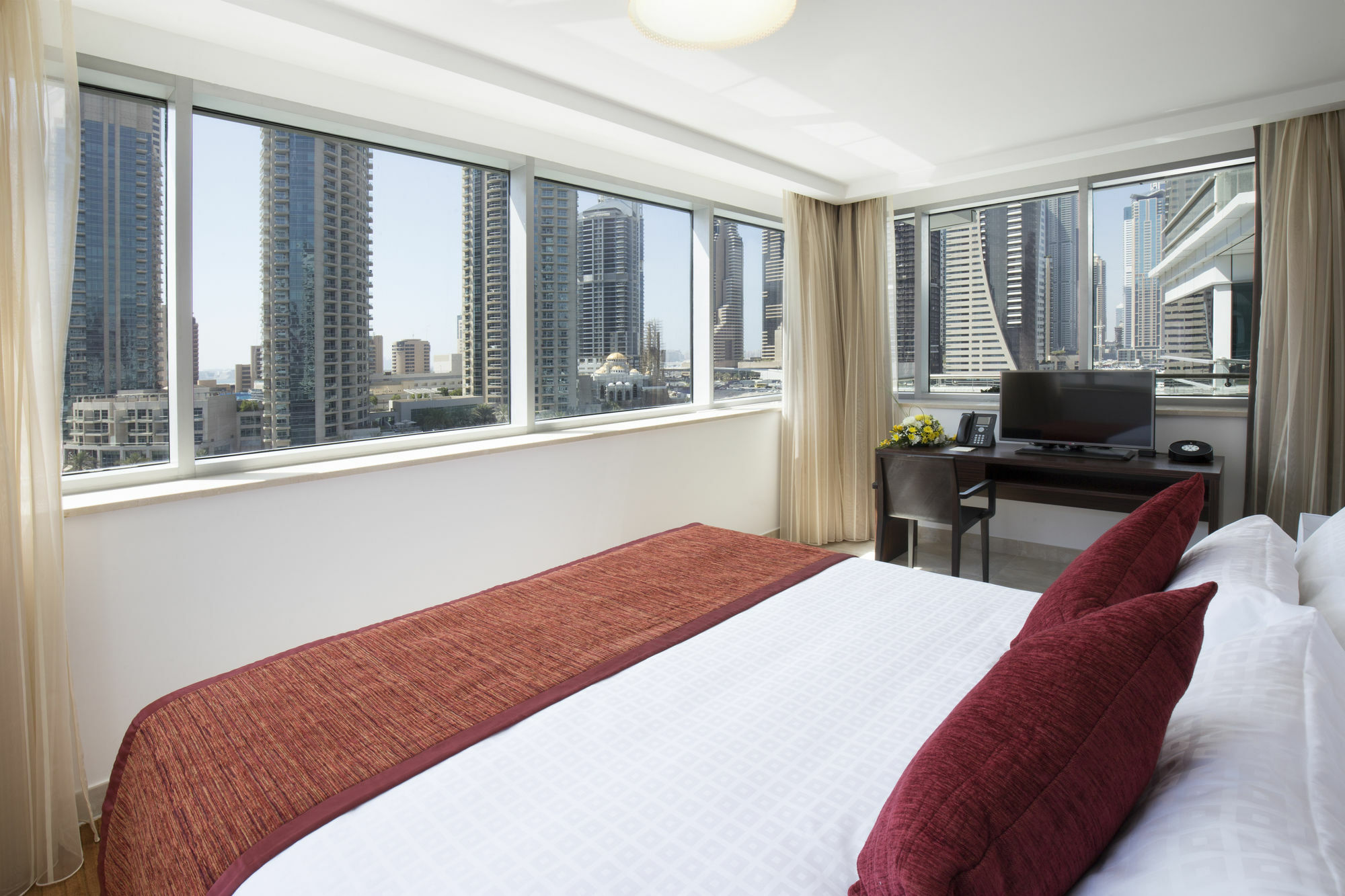 La Verda Suites And Villas Dubai Marina Εξωτερικό φωτογραφία A bedroom at the hotel